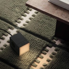 LAMP 1 - EU Sort Fra Avolt - Denne praktiske lille lampe tilsluttes direkte til stikkontakten (230V) og er perfekt som natlampe eller stemningsbelysning i gangen, soveværelset eller andre rum, hvor du ønsker et blødt lys.