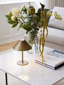 Hygge 20cm Antik messing bærbar Fra Halo Design - Lampen drives af batteri og lyser op til 7 timer efter fuld opladning i 4&ndash;5 timer; USB-kabel til opladning medfølger.