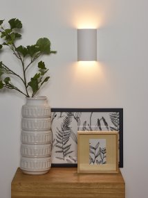 Gipsy 18cm Hvid væglampe Fra Lucide - Perfekt i gangen til at skabe en im&oslash;dekommende f&oslash;lelse, men lige s&aring; flot i sovev&aelig;relset, stuen eller arbejdsv&aelig;relset.