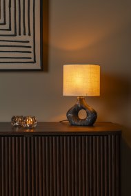 Tomeo 30cm Sort bordlampe Fra Lucide - Tomeo passer lige så godt på et sidebord som i et vindue eller på et skrivebord.