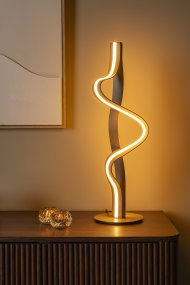 Lambada 60cm Champagne Fra Lucide - Lambada er en elegant bordlampe i metal med en eksklusiv champagnefarvet finish og en bl&oslash;d, organisk form, der fanger &oslash;jet.
