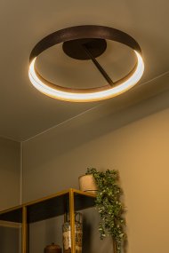 Leonard Ø55 Brun plafond Fra Lucide - Den cirkul&aelig;re sk&aelig;rm har en integreret LED-strip p&aring; indersiden, der spreder et kraftfuldt og j&aelig;vnt lys, perfekt til omr&aring;der i hjemmet, hvor god belysning er vigtig.