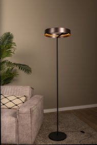 Leonard Brun gulvlampe Fra Lucide - Den cirkul&aelig;re sk&aelig;rm har en elegant metallisk brun finish og en integreret LED-strip p&aring; indersiden, der spreder et kraftfuldt og behageligt lys nedad.