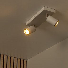 Regina 2 Taupe Fra Lucide - De to bev&aelig;gelige spotlights g&oslash;r det nemt at rette lyset derhen, hvor du har brug for det, og giver b&aring;de funktionel og fleksibel belysning.