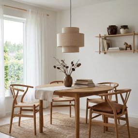 Hilma Ø40 Beige loftslampe Fra Cottex - Det beige tekstil bidrager med en varm og bl&oslash;d fornemmelse og g&oslash;r Hilma nem at kombinere med forskellige farver og materialer.