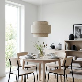 Hilma Ø55 Beige loftslampe Fra Cottex - Det beige tekstil bidrager med en varm og bl&oslash;d fornemmelse og g&oslash;r Hilma nem at kombinere med forskellige farver og materialer.