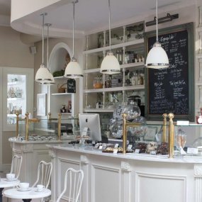 Amelia Ø32 Chrom loftslampe Fra Elstead Lighting - Amelia har en klassisk pendeldesign som f&ouml;rnyar vintage-detaljer med ett gjutet glasf&auml;ste, en gjuten metallram samt framtr&auml;dande g&aring;ngj&auml;rn och sp&auml;nnen.
