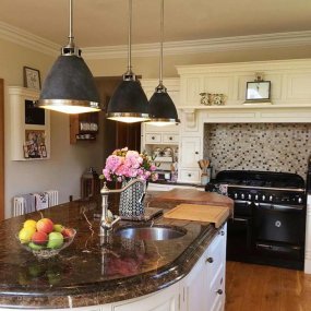 Amelia Ø32 Antik zink Fra Elstead Lighting - Kupolen har en etsad prismatisk bottenlins, och denna helmetalliska versionen i antik-zink har en autentisk vintagelook.