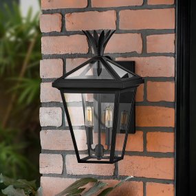 Palma Sort udendørslampe Fra Elstead Lighting - Palma er lavet af aluminium med klart glas og tilbyder både holdbarhed og et strejf af gammeldags charme, perfekt til udendørs brug.