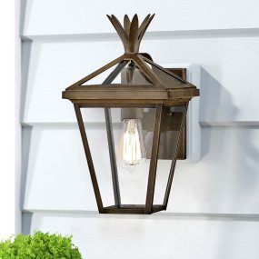 Palma Bronze udendørslampe Fra Elstead Lighting - Palma er lavet af aluminium med klart glas og tilbyder både holdbarhed og et strejf af gammeldags charme, perfekt til udendørs brug.