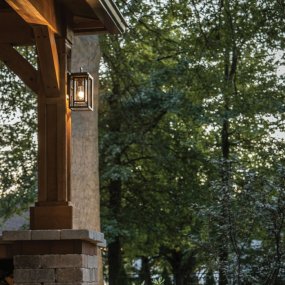 Republic 30cm Sort Fra Elstead Lighting - Republic er IP44-klassificeret til udend&oslash;rs brug og er velegnet til f.
