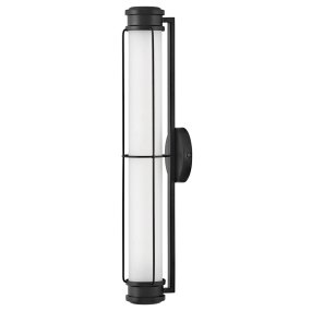 Saylor 60cm Sort Fra Elstead Lighting - Lampen er lavet af metal med en matsort finish og har et aflangt opalglas, der spreder et j&aelig;vnt og fint lys.