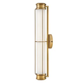 Saylor 60cm Messing Fra Elstead Lighting - Lampen er lavet af metal med en varm messingfinish og har et aflangt opalglas, der spreder et j&aelig;vnt og fint lys.
