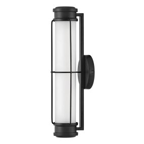 Saylor 43cm Sort Fra Elstead Lighting - Lampen er lavet af metal med en matsort finish og har et aflangt opalglas, der spreder et j&aelig;vnt og fint lys.