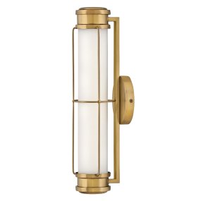 Saylor 43cm Messing Fra Elstead Lighting - Lampen er lavet af metal med en varm messingfinish og har et aflangt opalglas, der spreder et j&aelig;vnt og fint lys.