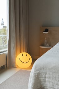Smiley High Light Gul børnelampe Fra Mr Maria - Smiley lyser rummet op med et dejligt varmt sk&aelig;r, og han smiler til dig, n&aring;r du tr&aelig;der ind i lokalet.