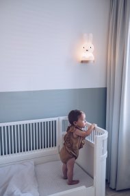 Miffy First Light Hvid børnelampe Fra Mr Maria - Selvom du ikke er bekendt med Miffy før, kan du stadig invitere denne venlige lille kanin til at lyse op i dit hjem og på s&aring; så lær hende at kende.