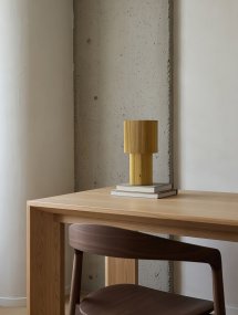 Iluma 22cm Guld bærbar Fra Herstal - Den f&oslash;lger dig gennem dagen, fra stille morgener ved vinduet til middage, der flyttes ud p&aring; altanen, altid lige ved h&aring;nden og klar til at skabe den rette atmosf&aelig;re.