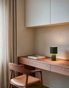 Iluma 22cm Olivengrøn bærbar Fra Herstal - Den f&oslash;lger dig gennem dagen, fra stille morgener ved vinduet til middage, der flyttes ud p&aring; altanen, altid lige ved h&aring;nden og klar til at skabe den rette atmosf&aelig;re.