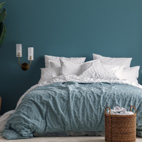 Arco 38cm Messing væglampe Fra Maytoni - Med sine to lyskilder omgivet af klare, riflede glassk&aelig;rme og en smuk gylden armatur, tilf&oslash;jer den et sofistikeret og indbydende lys til rummet.