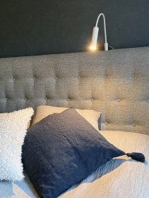 Artic Flex Hvid læselampe Fra Aneta Lighting - Leveres med en integreret LED-lyskilde med lysd&aelig;mperfunktion, der er let tilg&aelig;ngelig p&aring; lampehovedet.