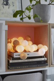 Irislights Creamy White 20-lights Beige Fra Irislights - Lysk&aelig;den er lavet af plastik og har h&aring;ndlavede kugler i bomuld og polyester, der giver et dejligt bl&oslash;dt lys, n&aring;r den er t&aelig;ndt.