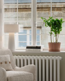 Linum 50cm Hvid Fra By Rydéns - Linum er en stilfuld og dekorativ bordlampe i hvidt h&oslash;rstof, der skaber et bl&oslash;dt og harmonisk udtryk i hjemmet.
