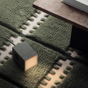 LAMP 1 - EU Grøn Fra Avolt - Denne praktiske lille lampe tilsluttes direkte til stikkontakten (230V) og er perfekt som natlampe eller stemningsbelysning i gangen, sovev&aelig;relset eller andre rum, hvor du &oslash;nsker et bl&oslash;dt lys.
