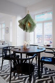 Juliette Ø75 Grøn Fra By Rydéns - Takket v&aelig;re sin unikke form og elegante detaljer er Juliette et fremragende valg for dem, der &oslash;nsker en loftlampe, der b&aring;de er smuk og giver den rette f&oslash;lelse i rummet.