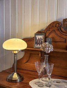 August 38cm Antik messing bordlampe Fra Aneta Lighting - Med en antikfarvet metalbase og en smukt marmoreret beige glassk&aelig;rm spreder August et behageligt, bl&oslash;dt lys og passer perfekt p&aring; en sk&aelig;nk eller i et vindue.