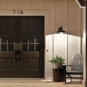 Allenbury Sort Fra Elstead Lighting - Med sin IP44-klassificering er den beskyttet mod vandstænk og er ideel til udendørs brug.