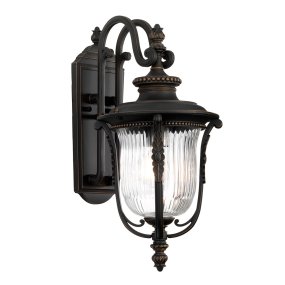Luverne Bronze udendørslampe Fra Elstead Lighting - Luverne væglampen i oliebrun bronze har et elegant og detaljeret design, der fremhæver udendørsmiljøet.