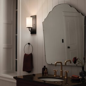 Vetivene 30cm Sort Fra Elstead Lighting - Vetivene er en elegant v&aelig;glampe til badev&aelig;relset, der kombinerer en klassisk form med stilfulde materialer.