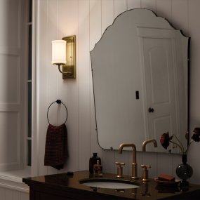 Vetivene 30cm Messing Fra Elstead Lighting - Vetivene kan monteres med glasset enten opad eller nedad, hvilket giver fleksibilitet og g&oslash;r den perfekt til f.