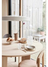 Hatto Ø65 Hvid loftslampe Fra OYOY - Hatto pendellampen i hvid har et stilfuldt design med en mat finish, elegante messingdetaljer og en tekstilledning.