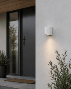 Tor Single Hvid udendørslampe Fra Lampan - Lampan lyser fint ner p&aring; v&auml;ggen och skapar en h&auml;rlig atmosf&auml;r.