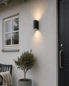 Tor Duo Antracit udendørslampe Fra Lampan - Lampan lyser fint ner och upp p&aring; v&auml;ggen och skapar en h&auml;rlig atmosf&auml;r.