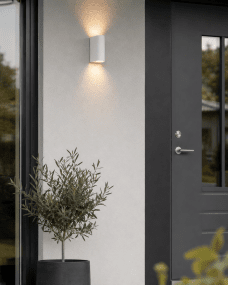 Tor Duo Hvid udendørslampe Fra Lampan - Lampan lyser fint ner och upp p&aring; v&auml;ggen och skapar en h&auml;rlig atmosf&auml;r.