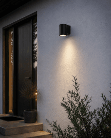 Oden Single Sort udendørslampe Fra Lampan - Lampan lyser fint ner p&aring; v&auml;ggen och skapar en h&auml;rlig atmosf&auml;r.