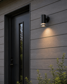 Cylinder Sort udendørslampe Fra Lampan - Lampan lyser fint ner p&aring; v&auml;ggen och skapar en h&auml;rlig atmosf&auml;r.