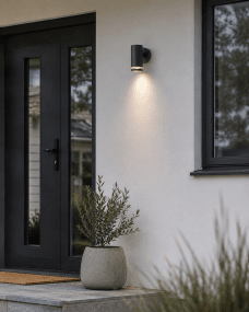 Cylinder Antracit udendørslampe Fra Lampan - Lampan lyser fint ner p&aring; v&auml;ggen och skapar en h&auml;rlig atmosf&auml;r.