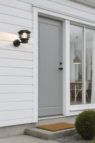 Ystad Sort udendørslampe Fra Nordic Lighting - Ystad v&aelig;glampe er en klassisk og stilfuld udend&oslash;rslampe i rustfrit st&aring;l med klart glas.