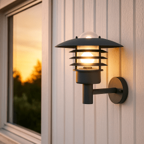 Kalmar Sort udendørslampe Fra Nordic Lighting - Kalmar v&aelig;glampe er en klassisk og stilfuld udend&oslash;rslampe i rustfrit st&aring;l med klart glas.