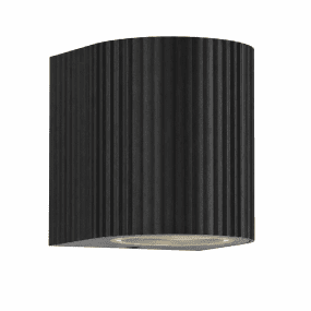 Freja Single Sort udendørslampe Fra Lampan - Lavet af sortlakeret metal med en dekorativ ribbet struktur, der giver lampen et livligt og eksklusivt udseende.
