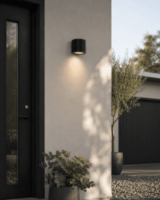 Freja Single Sort udendørslampe Fra Lampan - Lavet af sortlakeret metal med en dekorativ ribbet struktur, der giver lampen et livligt og eksklusivt udseende.