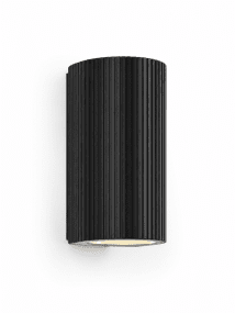 Freja Duo Sort udendørslampe Fra Lampan - Lyset er rettet b&aring;de opad og nedad og skaber en smuk lyseffekt, der fremh&aelig;ver facaden og giver et indbydende indtryk.