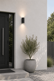 Freja Duo Sort udendørslampe Fra Lampan - Lyset er rettet b&aring;de opad og nedad og skaber en smuk lyseffekt, der fremh&aelig;ver facaden og giver et indbydende indtryk.