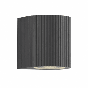 Freja Single Antracit udendørslampe Fra Lampan - Fremstillet af antracitlakeret metal med en dekorativ ribbet struktur, der giver lampen et livligt og eksklusivt udseende.