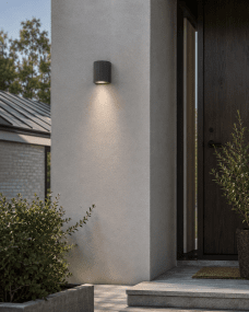 Freja Single Antracit udendørslampe Fra Lampan - Fremstillet af antracitlakeret metal med en dekorativ ribbet struktur, der giver lampen et livligt og eksklusivt udseende.