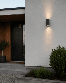 Freja Duo Antracit udendørslampe Fra Lampan - Lyset rettes b&aring;de opad og nedad og skaber en smuk lyseffekt, der fremh&aelig;ver facaden og giver et indbydende indtryk.